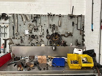 Stalen werkbank met achterwand en inhoud - afbeelding 2 van  4