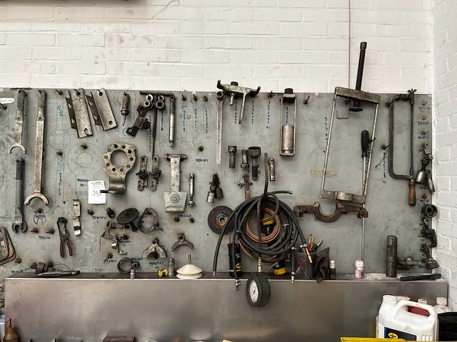 Stalen werkbank met achterwand en inhoud - afbeelding 3 van  4