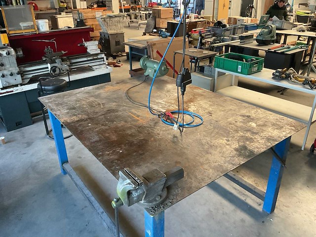 Stalen werkbank met bankschroef + verlichting - afbeelding 1 van  4
