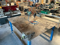 Stalen werkbank met bankschroef + verlichting - afbeelding 1 van  4