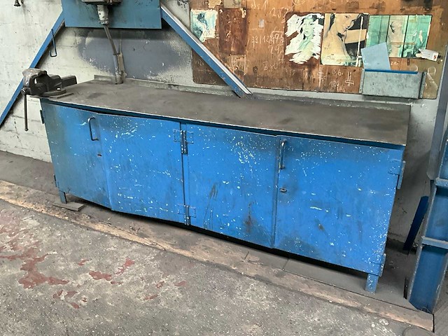 Stalen werkbank met bankschroef - afbeelding 1 van  6