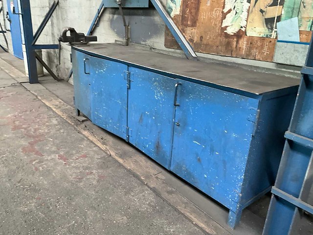 Stalen werkbank met bankschroef - afbeelding 2 van  6