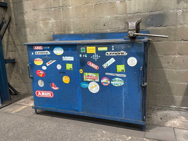 Stalen werkbank met bankschroef - afbeelding 1 van  11