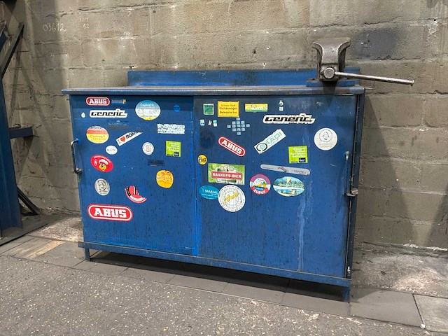 Stalen werkbank met bankschroef - afbeelding 4 van  11