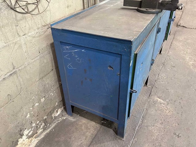 Stalen werkbank met bankschroef - afbeelding 4 van  11