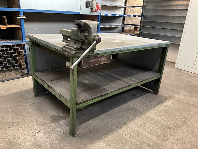 Stalen werkbank met bankschroef - afbeelding 2 van  7