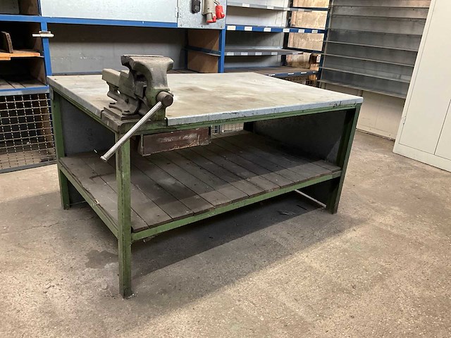 Stalen werkbank met bankschroef - afbeelding 3 van  7