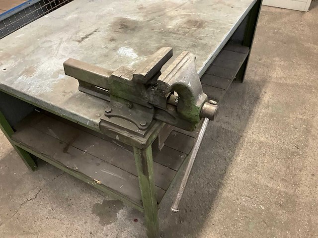 Stalen werkbank met bankschroef - afbeelding 5 van  7