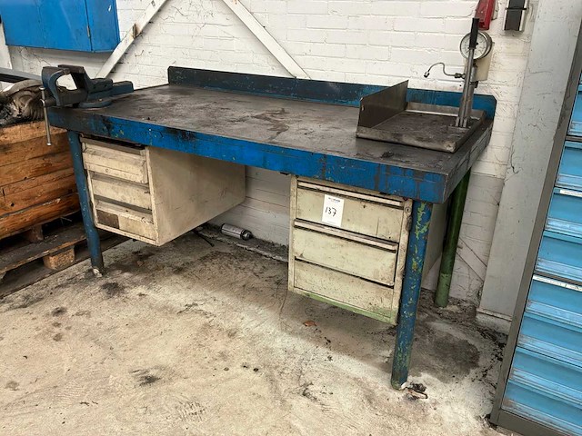Stalen werkbank met bankschroef - afbeelding 2 van  4