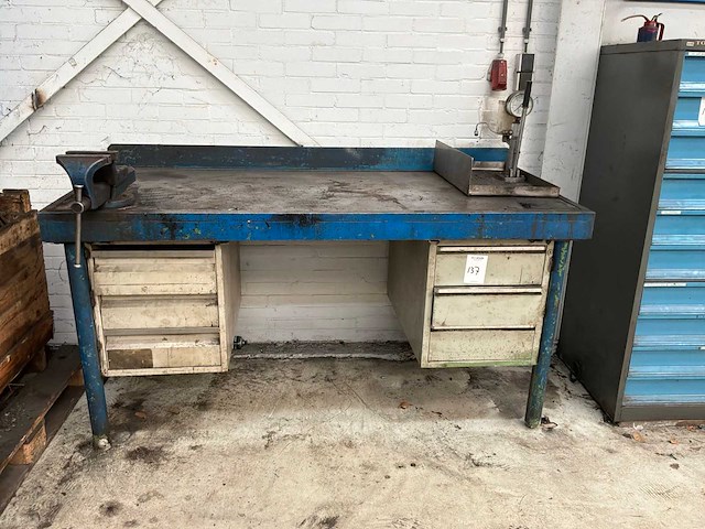 Stalen werkbank met bankschroef - afbeelding 1 van  4