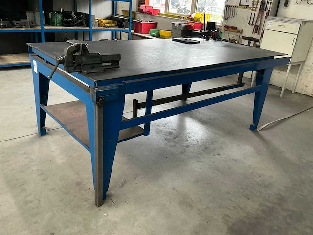 Stalen werkbank met bankschroef - afbeelding 1 van  8