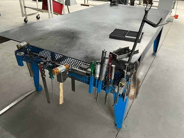 Stalen werkbank met bankschroef - afbeelding 5 van  8