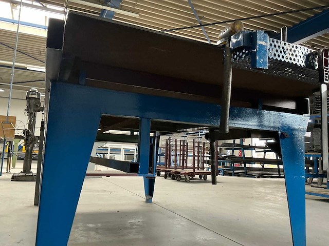 Stalen werkbank met bankschroef - afbeelding 7 van  8