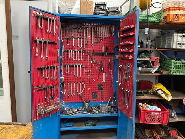 Stalen werkplaatskast met diverse handgereedschap - afbeelding 1 van  8