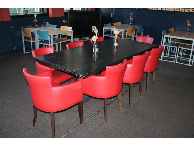 Stamtafel met 8 rood gestoffeerde fauteuils. afmeting tafel 220 x 100 x 76 cm. - afbeelding 1 van  4