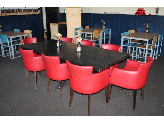Stamtafel met 8 rood gestoffeerde fauteuils. afmeting tafel 220 x 100 x 76 cm. - afbeelding 2 van  4