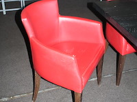 Stamtafel met 8 rood gestoffeerde fauteuils. afmeting tafel 220 x 100 x 76 cm. - afbeelding 3 van  4