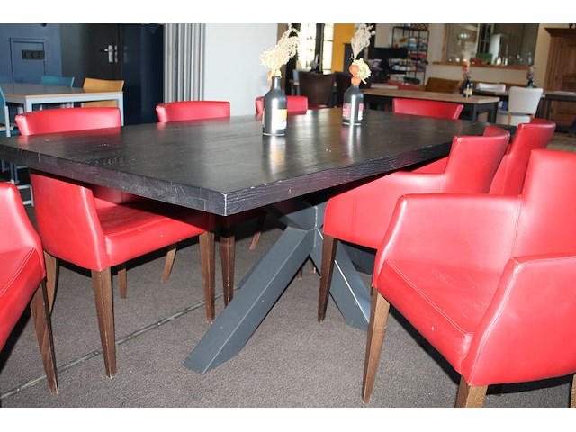 Stamtafel met 8 rood gestoffeerde fauteuils. afmeting tafel 220 x 100 x 76 cm. - afbeelding 4 van  4