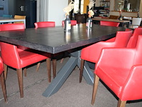 Stamtafel met 8 rood gestoffeerde fauteuils. afmeting tafel 220 x 100 x 76 cm. - afbeelding 4 van  4