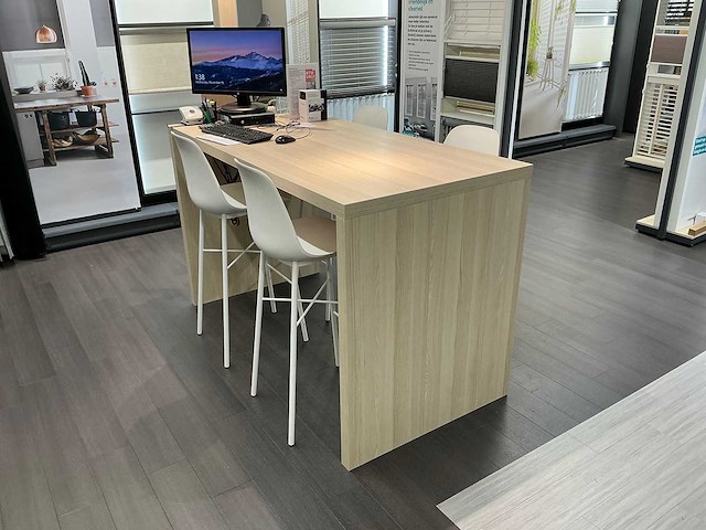 Stamtafel met krukken - afbeelding 1 van  6