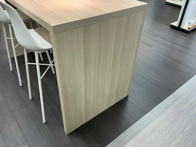 Stamtafel met krukken - afbeelding 2 van  6