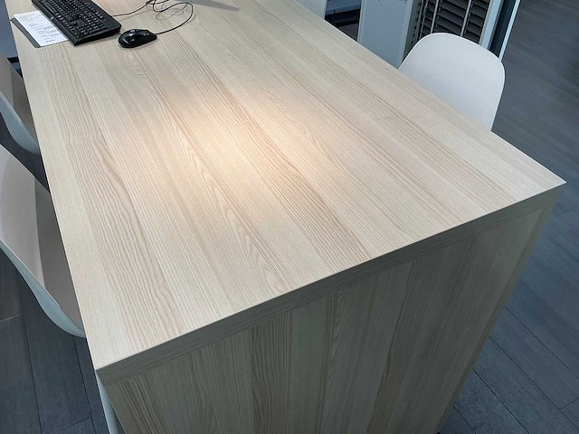 Stamtafel met krukken - afbeelding 3 van  6