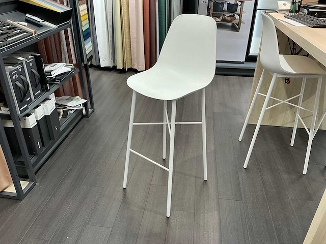 Stamtafel met krukken - afbeelding 4 van  6