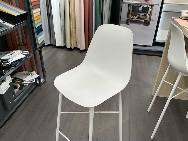 Stamtafel met krukken - afbeelding 5 van  6