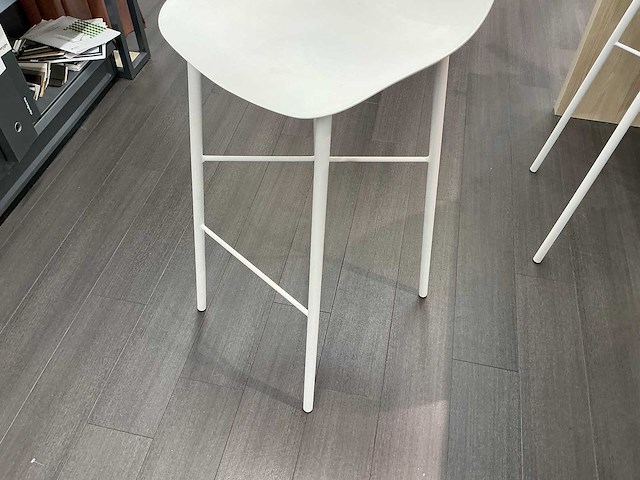 Stamtafel met krukken - afbeelding 6 van  6