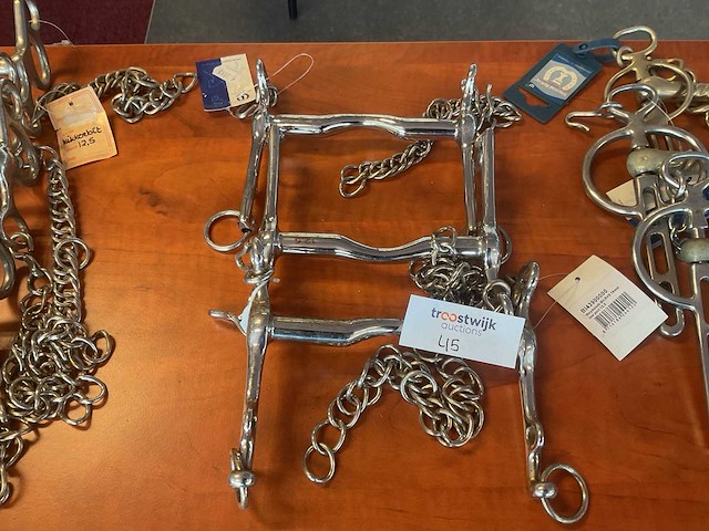 Stangen met kin ketting (3x) - afbeelding 1 van  2