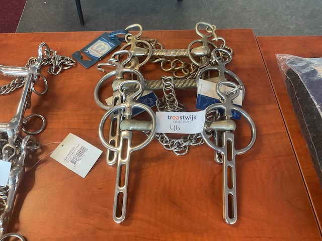 Stangen met kin ketting (3x) - afbeelding 1 van  1