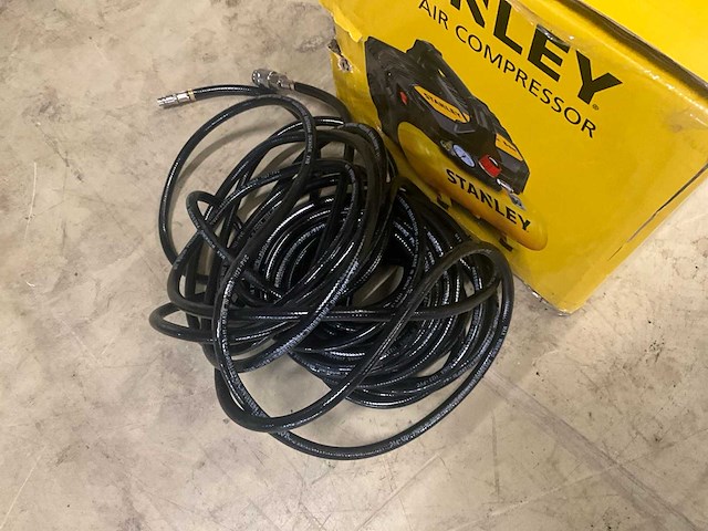 Stanley - silent 6 liter dst100/8/6 - luchtcompressor - afbeelding 3 van  8