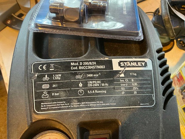 Stanley d200/8/24 luchtcompressor - afbeelding 4 van  5