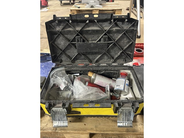 Stanley gereedschapskoffer met inhoud - afbeelding 1 van  5