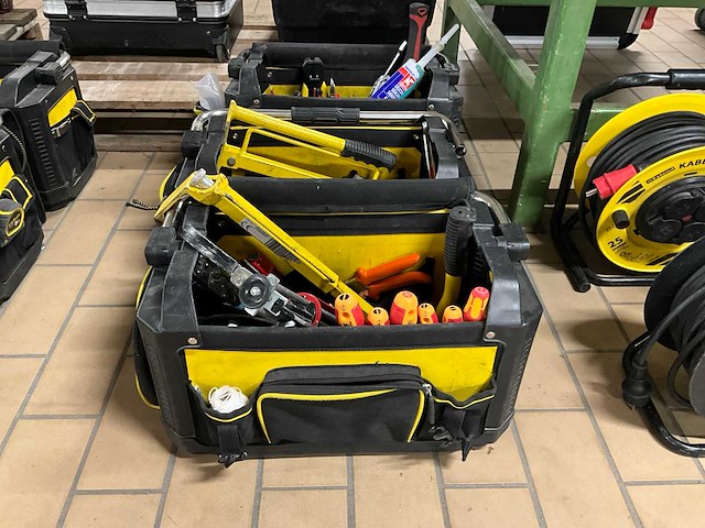 Stanley koffers met divers gereedschap (3x) - afbeelding 1 van  4