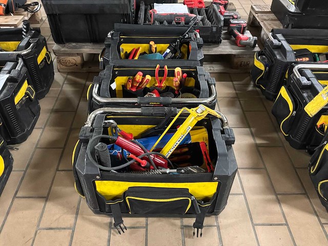 Stanley koffers met divers gereedschap (3x) - afbeelding 1 van  4