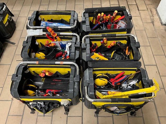 Stanley koffers met divers gereedschap (6x) - afbeelding 1 van  8