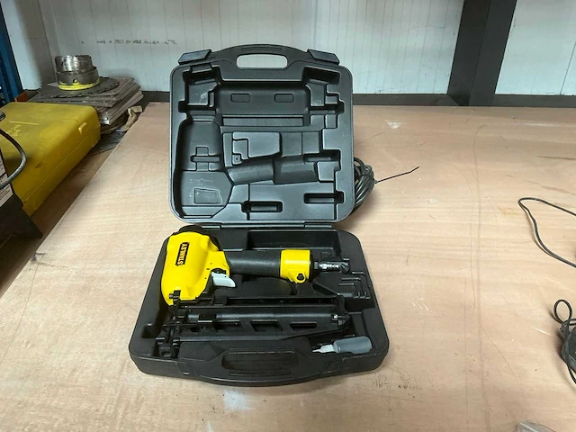 Stanley stht1-12183 pneumatische tacker - afbeelding 1 van  2