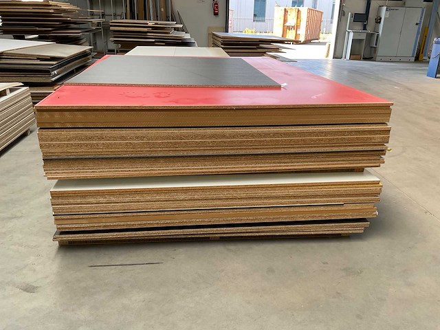 Stapel spaanplaten en mdf - afbeelding 3 van  4