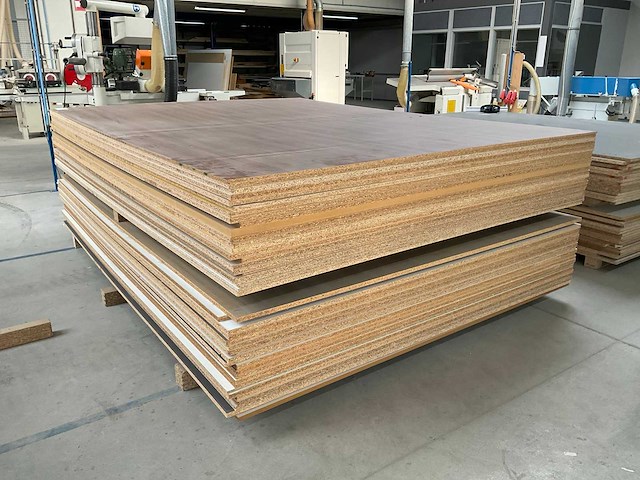 Stapel spaanplaten en mdf - afbeelding 2 van  3