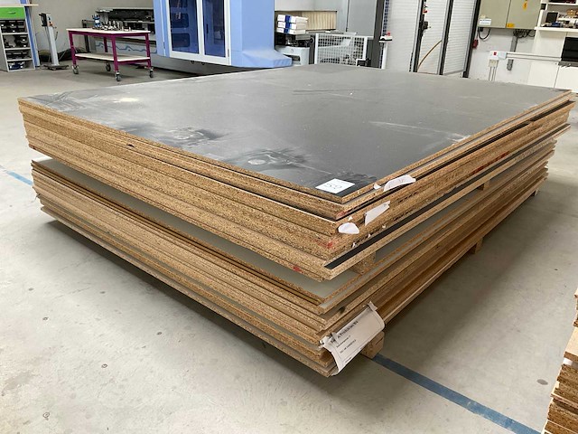 Stapel spaanplaten en mdf - afbeelding 1 van  4