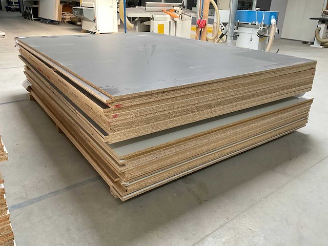 Stapel spaanplaten en mdf - afbeelding 2 van  4