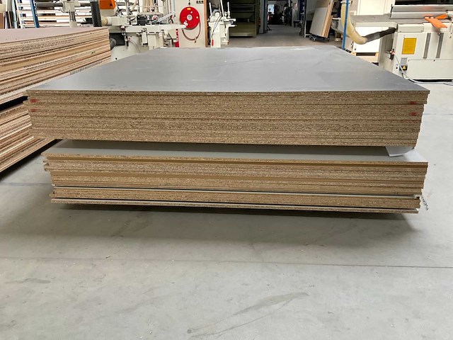 Stapel spaanplaten en mdf - afbeelding 3 van  4