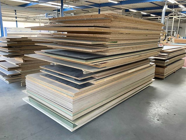 Stapel spaanplaten en multiplex - afbeelding 1 van  4
