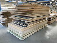 Stapel spaanplaten en multiplex - afbeelding 1 van  4