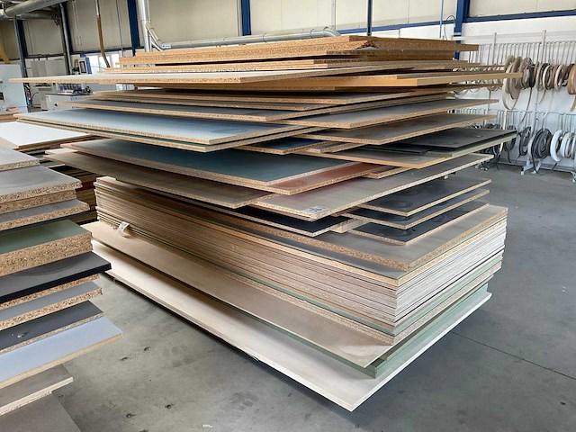 Stapel spaanplaten en multiplex - afbeelding 2 van  4