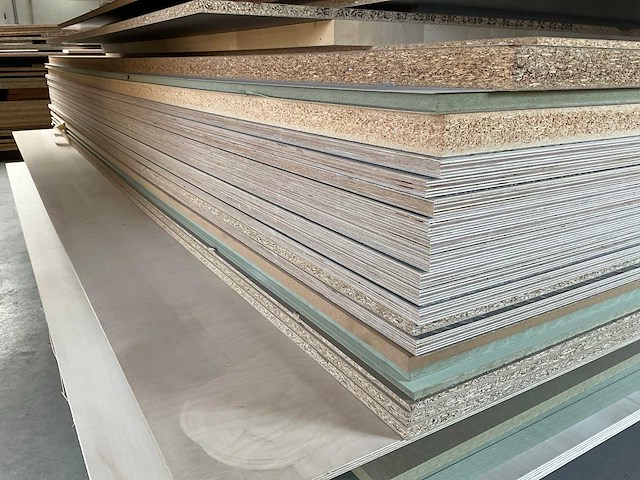 Stapel spaanplaten en multiplex - afbeelding 3 van  4