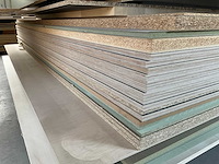 Stapel spaanplaten en multiplex - afbeelding 3 van  4