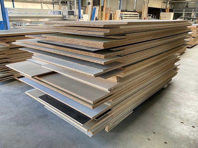 Stapel spaanplaten - afbeelding 2 van  3