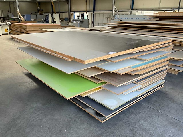 Stapel spaanplaten - afbeelding 1 van  3